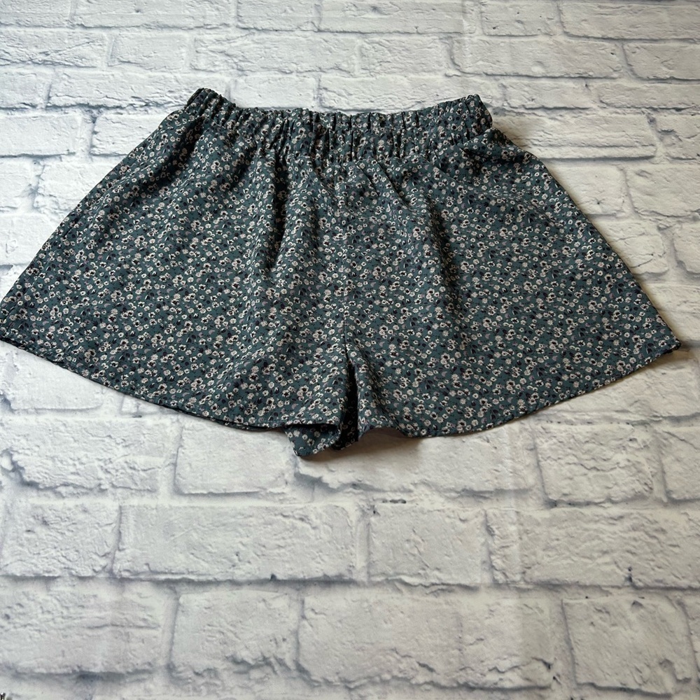 Blue Blush Los Angeles Blue Floral Patterned Women's Shorts. Size S. Feminine